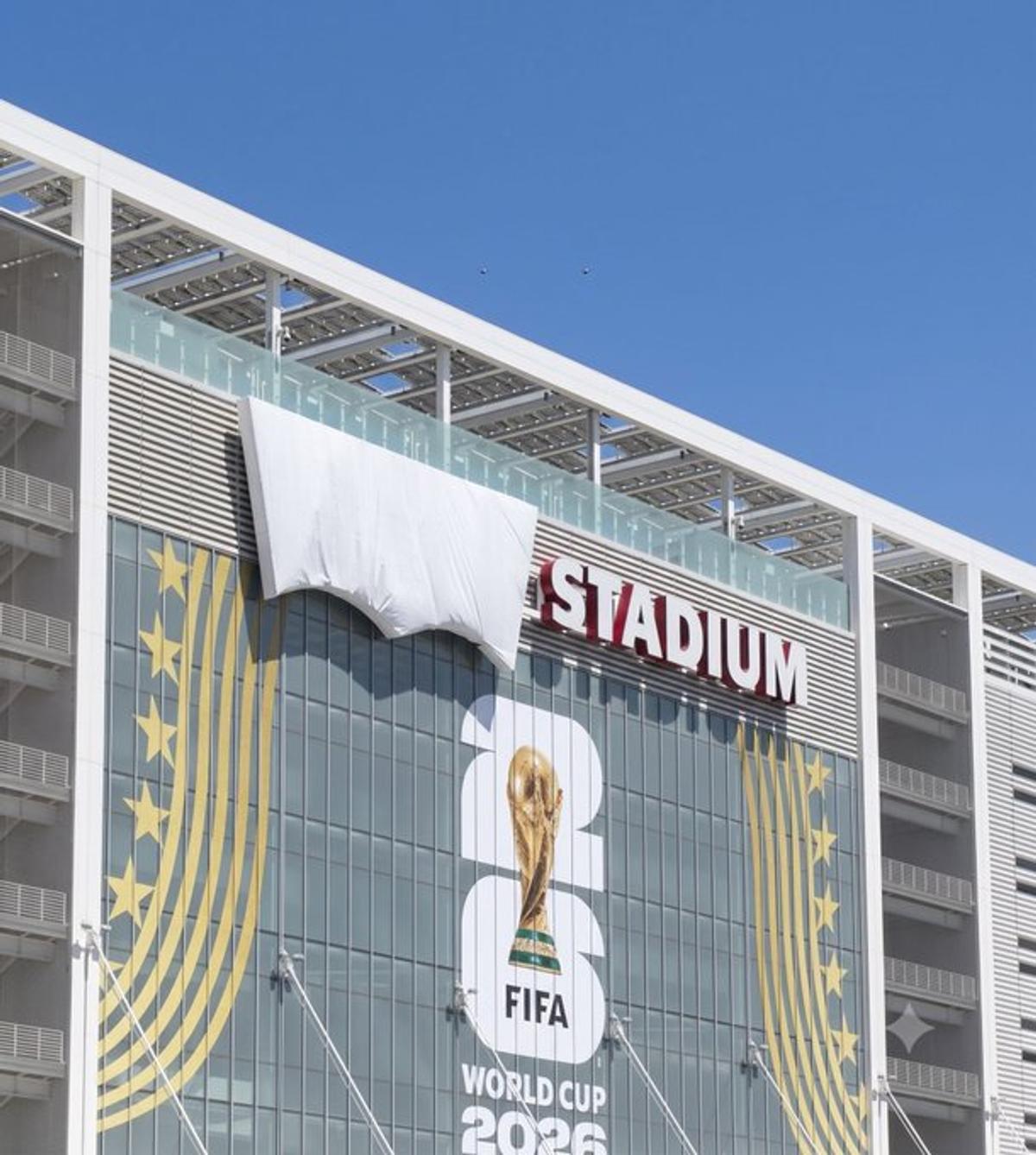 Au transformat restricția FIFA într-o idee genială de marketing! Ce reprezintă cearșaful alb de lângă tabela arenei din Santa Clara