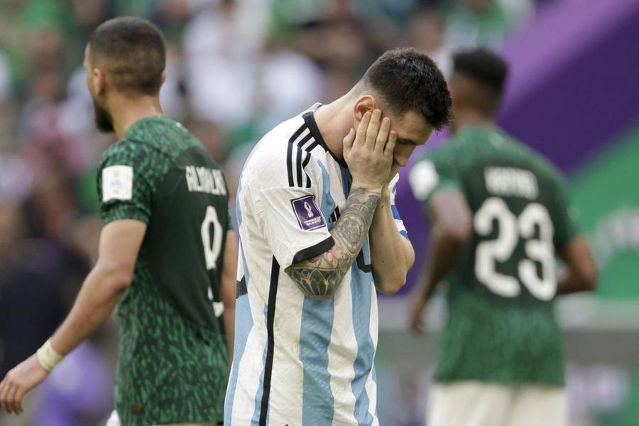 Lionel Messi, descumpănit după înfrângerea cu Arabia Saudită / Foto: Imago Images Cele mai mari surprize din istoria Campionatelor Mondiale » Ce meciuri au mai provocat „cutremure” similare cu cel de la Spania - Capul Verde
