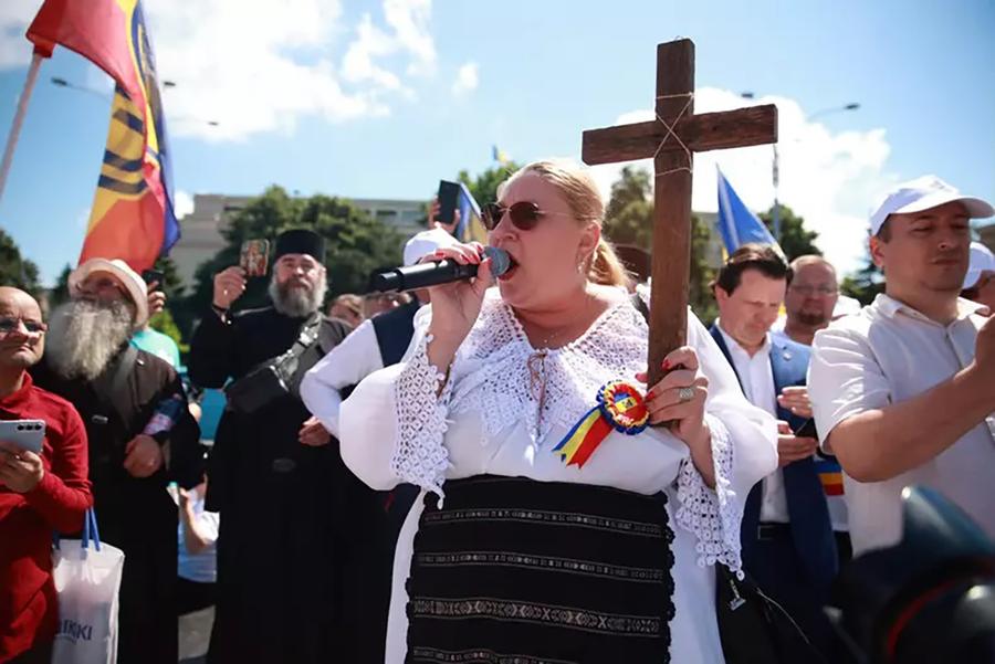 Cum arată cea mai veche paradă LGBTQ+ din lume: fără o Şoşoacă americană, dar cu oameni cai şi oameni televizoare, precum şi fani cu tricoul lui Messi