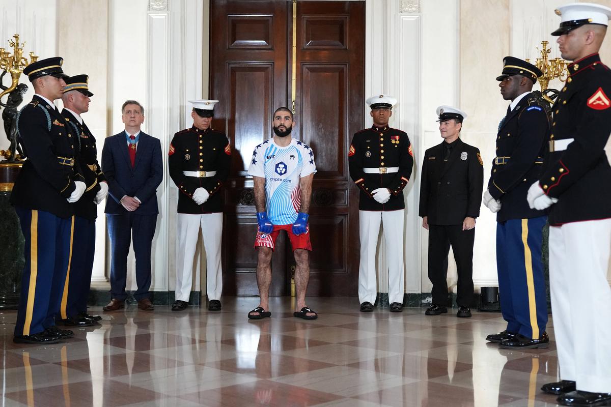 Donald Trump a intrat în cușcă » Imagini suprarealiste de la Casa Albă, la UFC 250