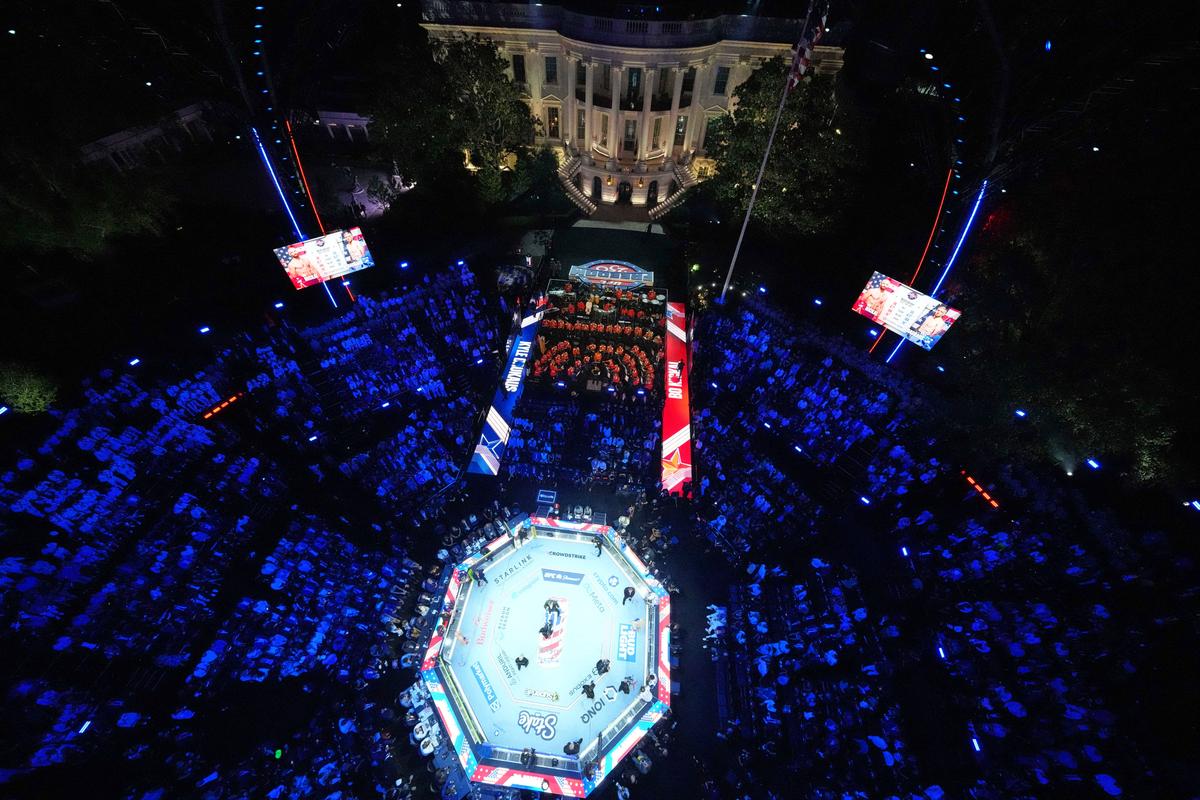 Donald Trump a intrat în cușcă » Imagini suprarealiste de la Casa Albă, la UFC 250