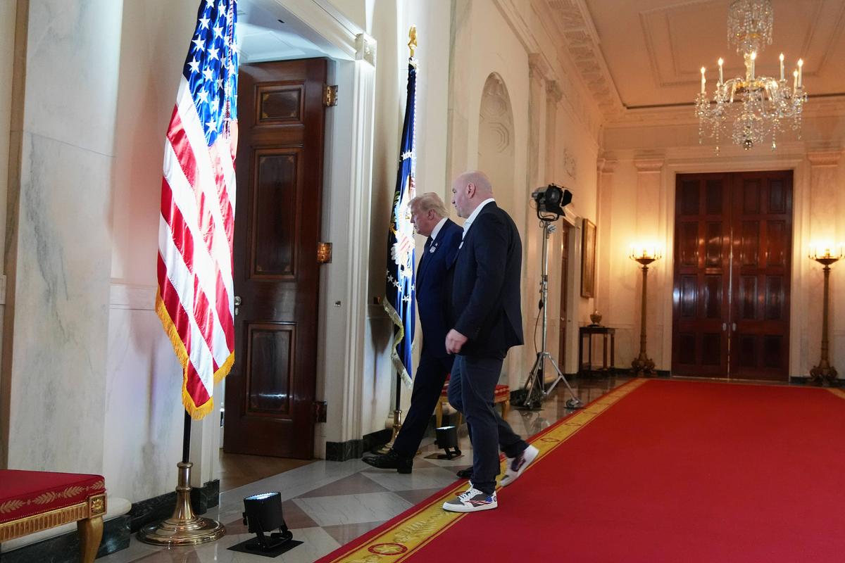 Donald Trump a intrat în cușcă » Imagini suprarealiste de la Casa Albă, la UFC 250