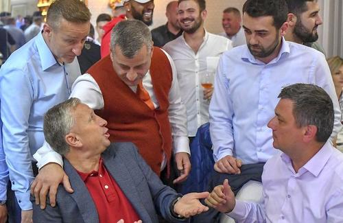 Neluțu Varga (cu vestă) într-o discuție cu Dan Petrescu
