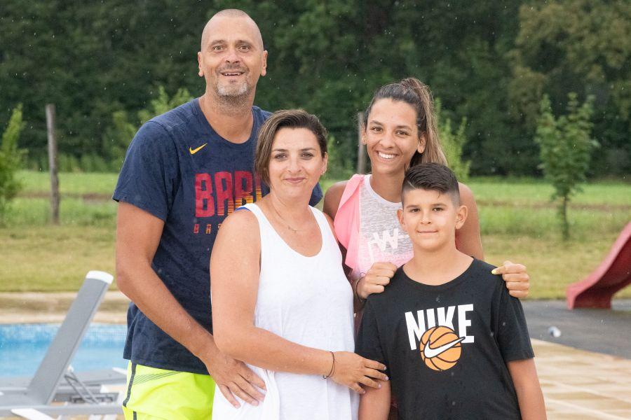 Alături de familia sa, Virgil Căruțașu, mama Andreea și fratele Darius FOTO Raed Krishan VIDEO Povestea Alexiei Căruțașu: la 16 ani a fost transferată de campioana Europei » „Vreau să joc până când nu voi mai putea sări”