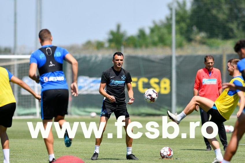 Toni Petrea (negru) a condus primul său antrenament la FCSB // foto: fcsb.ro