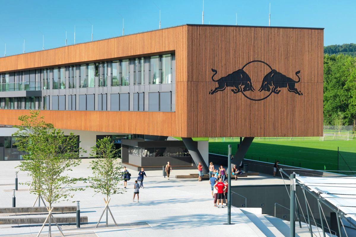 Industria Red Bull Salzburg » Reportaj de la fabrica de fotbaliști din Austria: condiții SF!