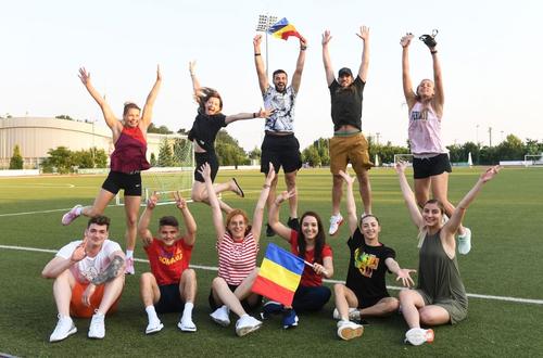 Krista Incze, Ana Maria Popescu, Iulian Teodosiu, Cosmin Gîrleanu, Laura Ilie, Larisa Iordache au pozat în cantonamentul de la Izvorani înainte de plecarea spre Tokyo FOTO COSR