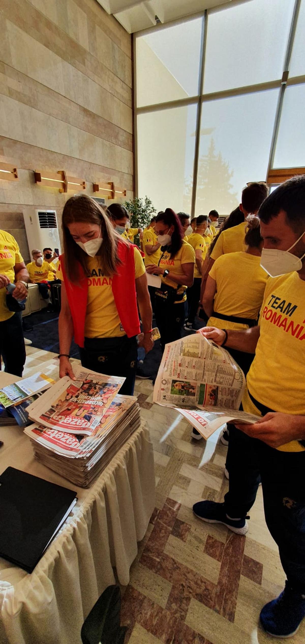 Delegația Tokyo citind Gazeta Sporturilor