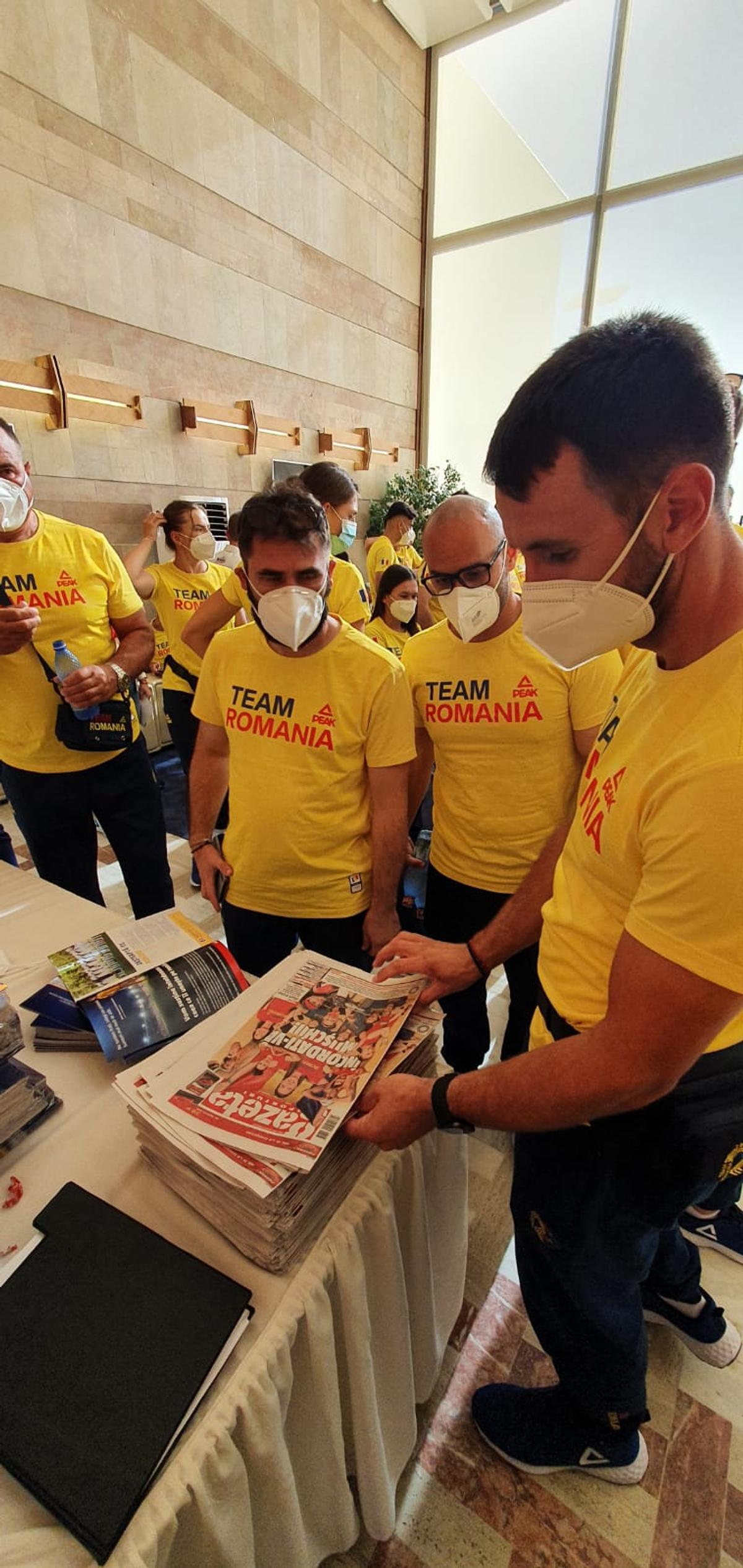 Delegația Tokyo citind Gazeta Sporturilor