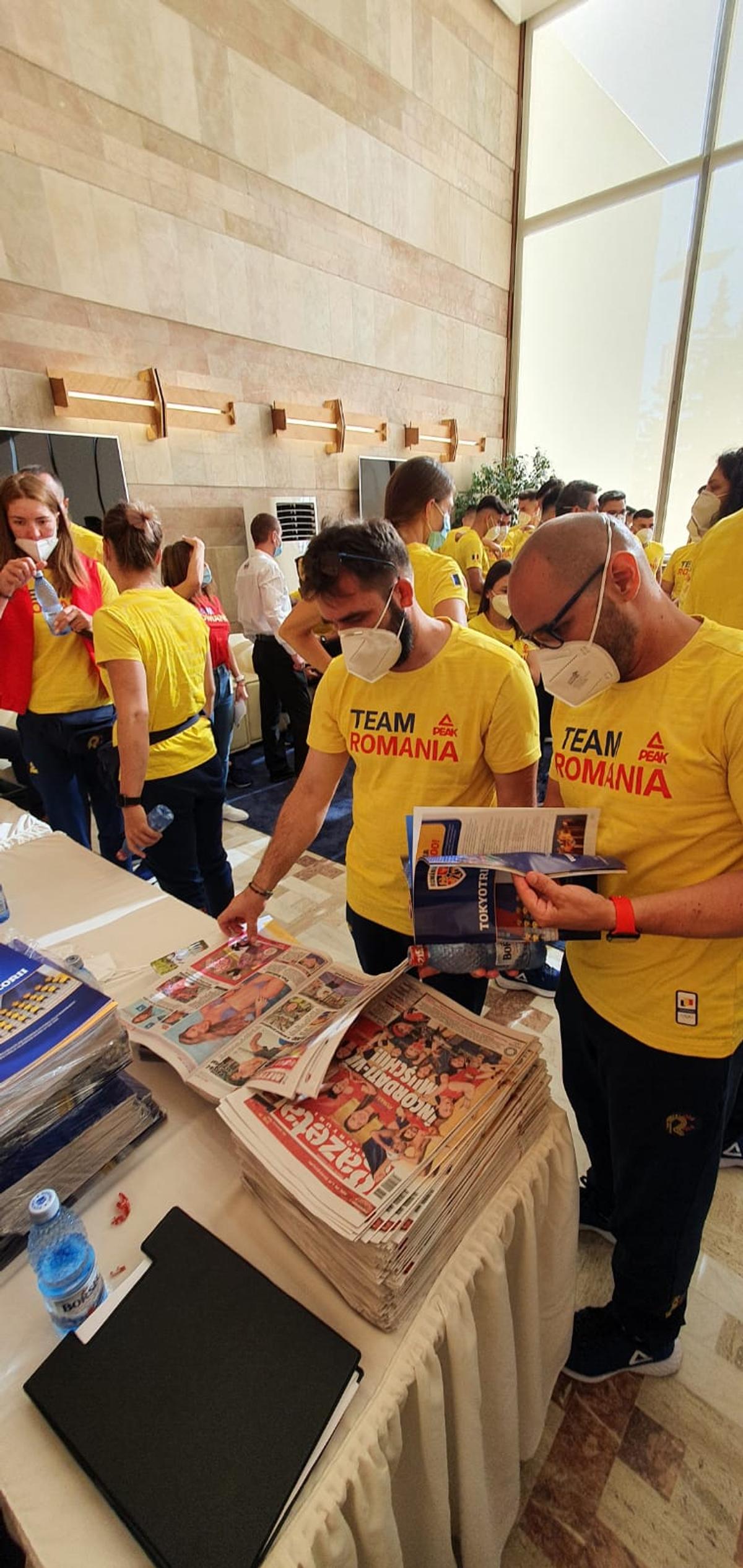 Delegația Tokyo citind Gazeta Sporturilor