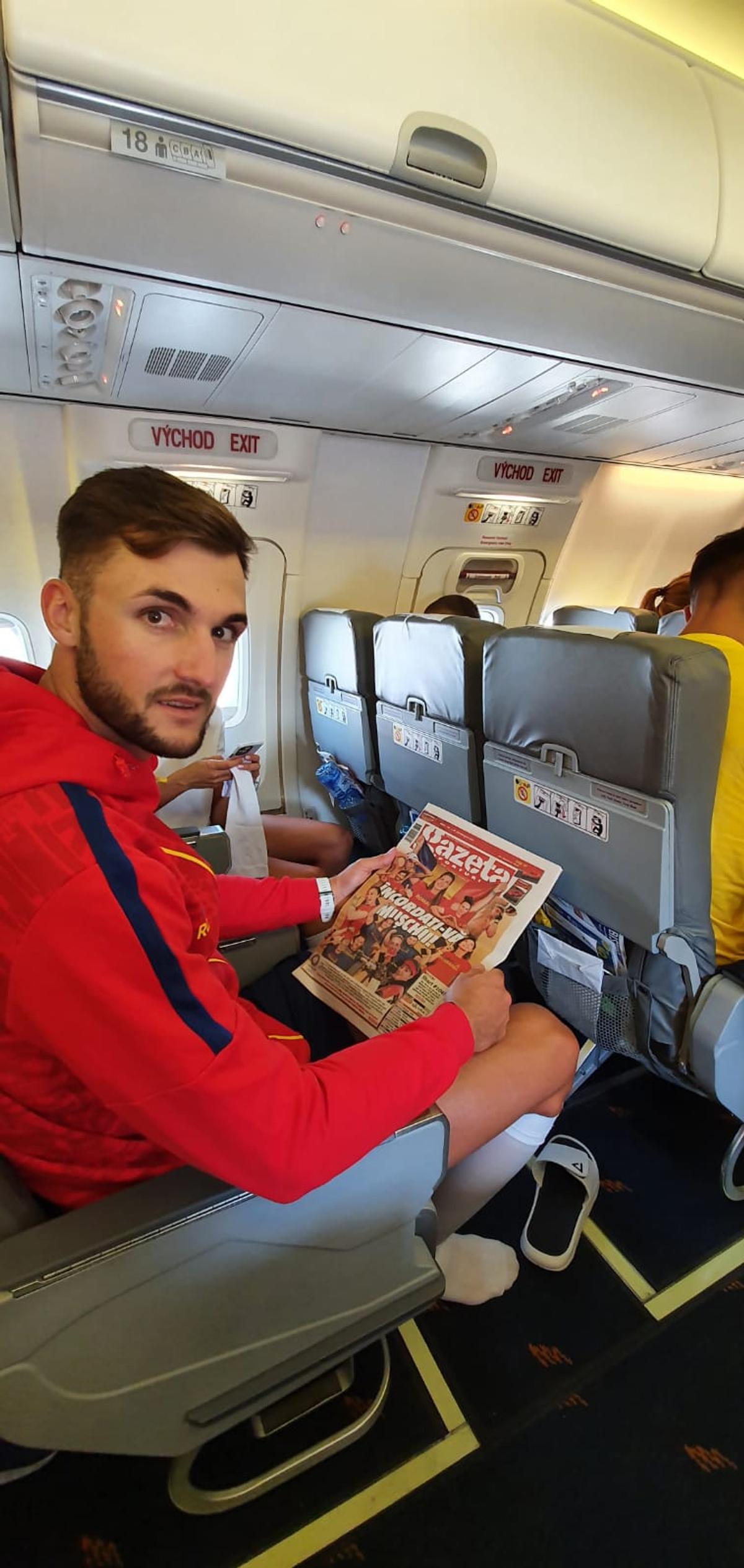 Cu Gazeta Sporturilor spre Tokyo » Olimpicii României au răsfoit ediția specială dedicată lor de GSP în ziua zborului