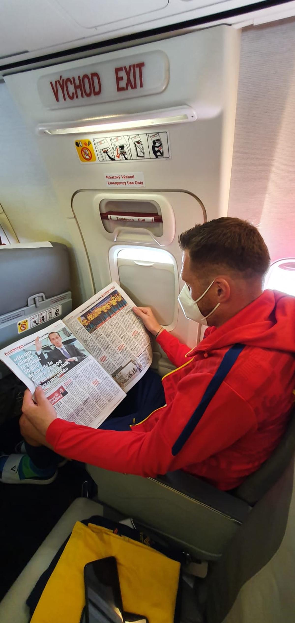 Cu Gazeta Sporturilor spre Tokyo » Olimpicii României au răsfoit ediția specială dedicată lor de GSP în ziua zborului