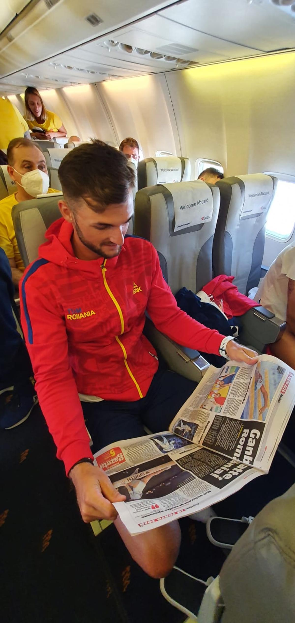 Cu Gazeta Sporturilor spre Tokyo » Olimpicii României au răsfoit ediția specială dedicată lor de GSP în ziua zborului