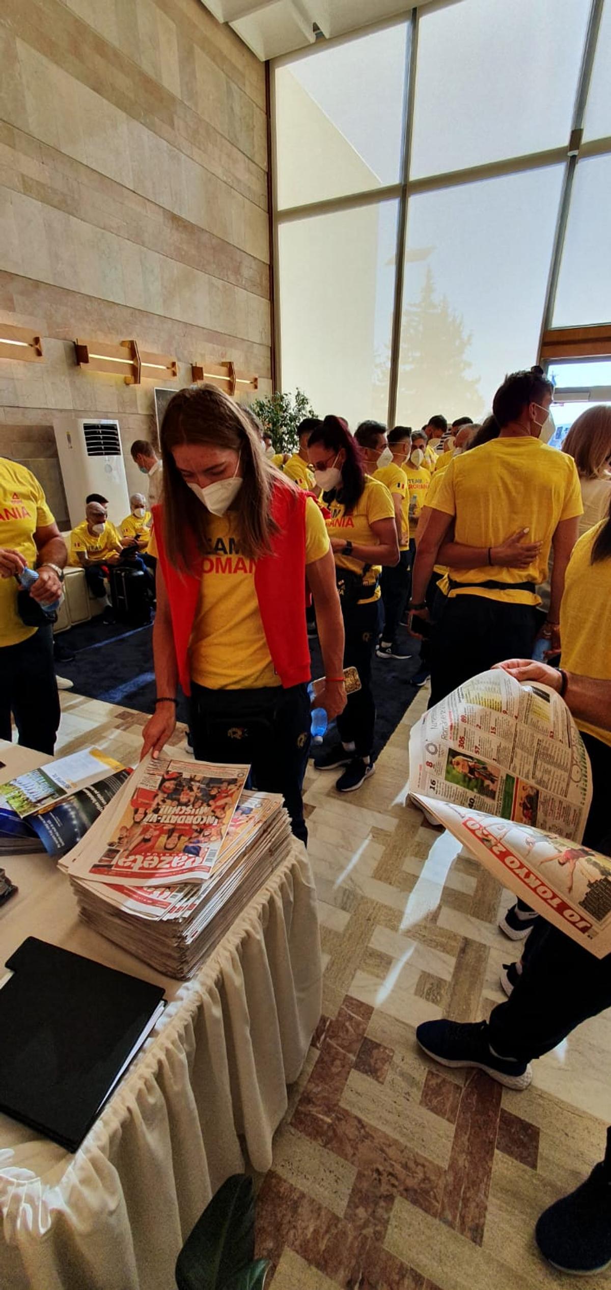 Cu Gazeta Sporturilor spre Tokyo » Olimpicii României au răsfoit ediția specială dedicată lor de GSP în ziua zborului