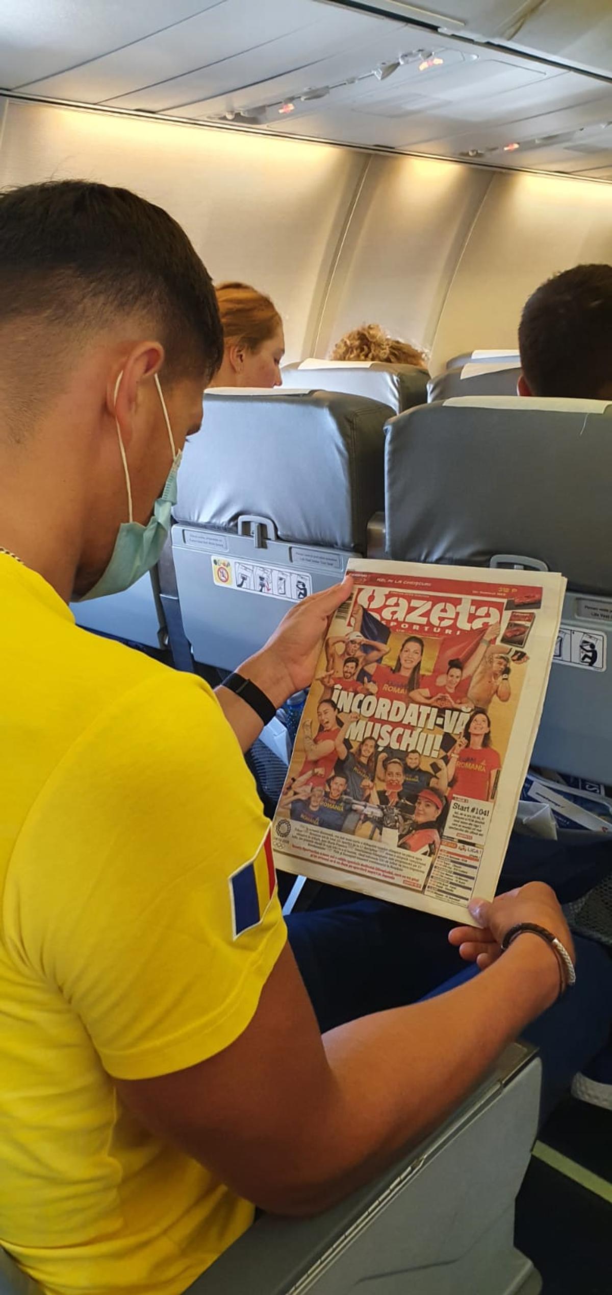 Cu Gazeta Sporturilor spre Tokyo » Olimpicii României au răsfoit ediția specială dedicată lor de GSP în ziua zborului