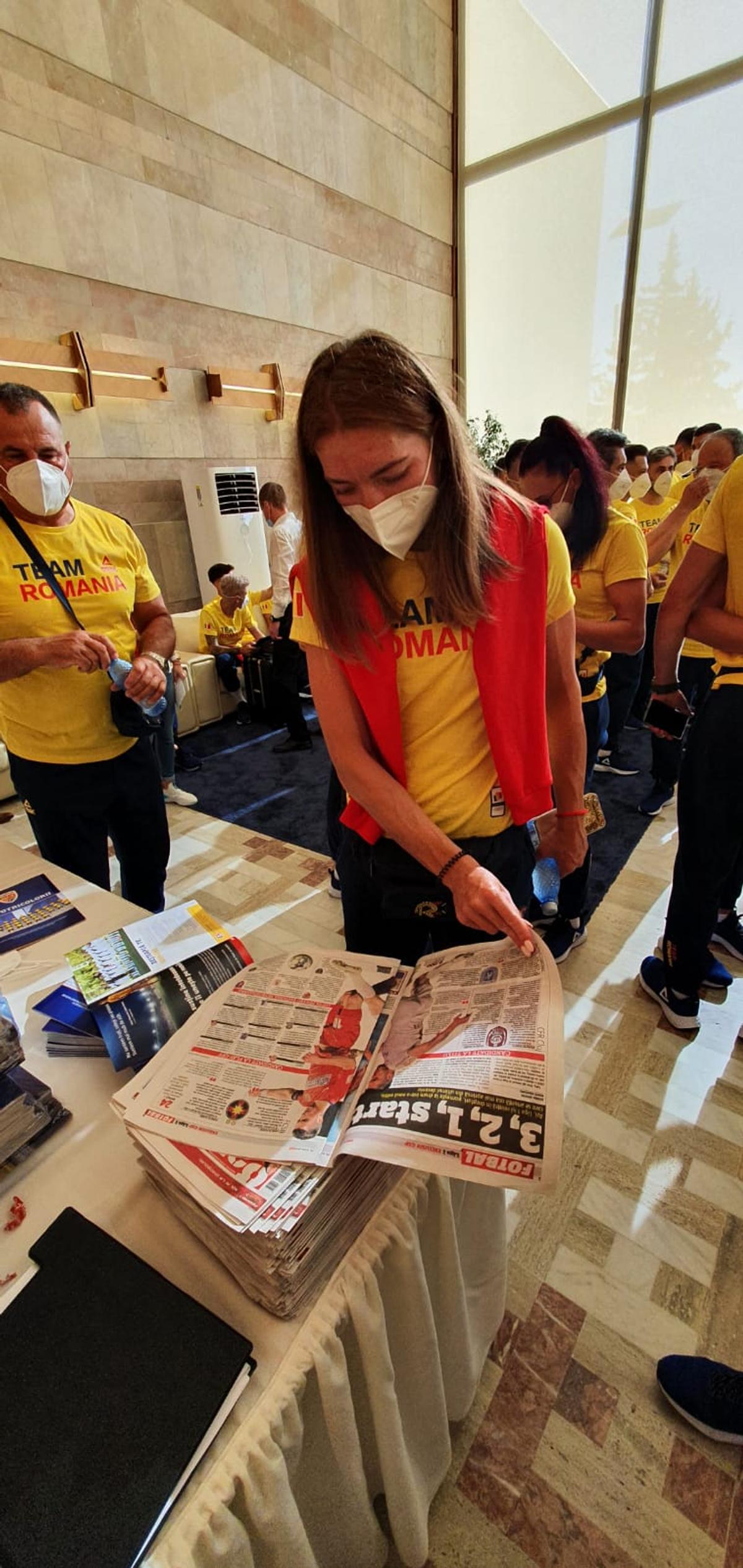 Cu Gazeta Sporturilor spre Tokyo » Olimpicii României au răsfoit ediția specială dedicată lor de GSP în ziua zborului
