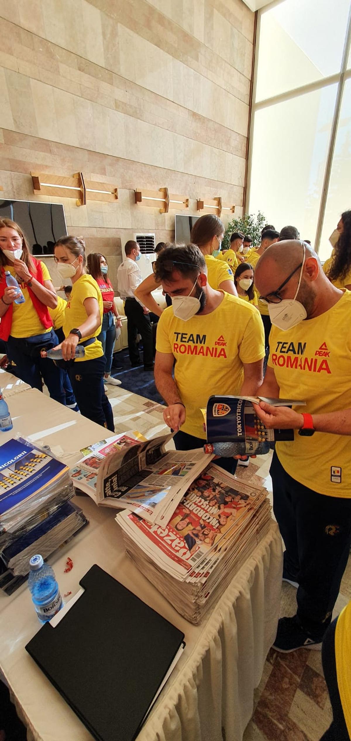 Cu Gazeta Sporturilor spre Tokyo » Olimpicii României au răsfoit ediția specială dedicată lor de GSP în ziua zborului