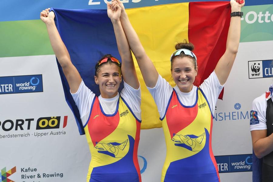 Ancuța Bodnar (stânga) și Simona Radiș cu tricolorul după o nouă cursă câștigată, foto: Imago Ce șanse avem să câștigăm medalii la Jocurile Olimpice? Analiza GSP, de la gimnastică la canotaj
