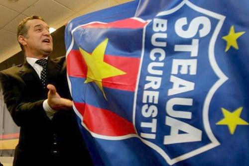 Gigi Becali, patronul FCSB, alături de steagul Stelei