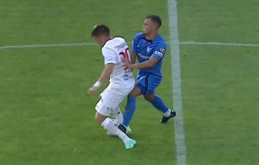 FOTO: Captură TV @Digi Sport 1 Fază la limită în Hermannstadt - Farul » Istvan Kovacs a dictat doar „galben”