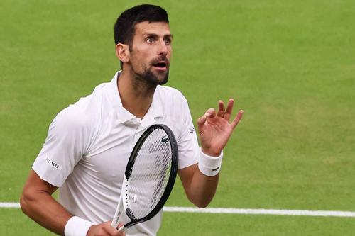 Novak Djokovic discutând cu arbitrul de scaun Foto Imago