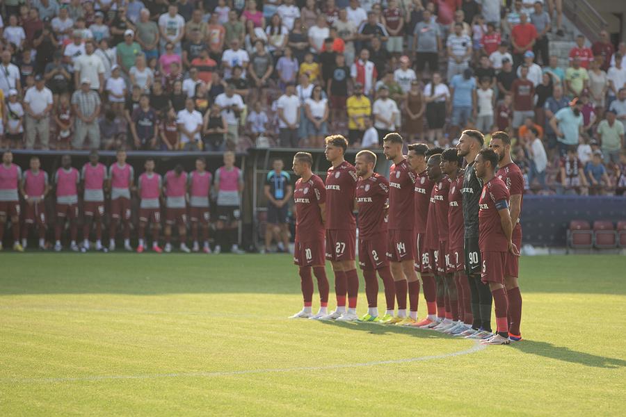 Jucătorii celor două echipe au ținut un moment de reculegere Fotbalul învinge gradele » Ce nu s-a văzut la TV în CFR Cluj - Dinamo, din prima etapă a Superligii