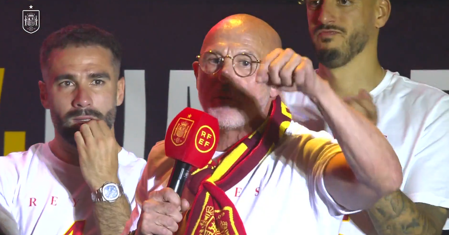 Și selecționerul Luis de la Fuentes a ținut un discurs foarte apreciat de zecile de mii de fani / Foto: RFEF Fiesta! Spania, în sărbătoare » Primire de vis la Madrid a campionilor europeni: imagini copleșitoare cu jucătorii și fanii în Plaza Cibeles. Jumătate de milion de persoane i-au sărbătorit pe străzi pe campioni!