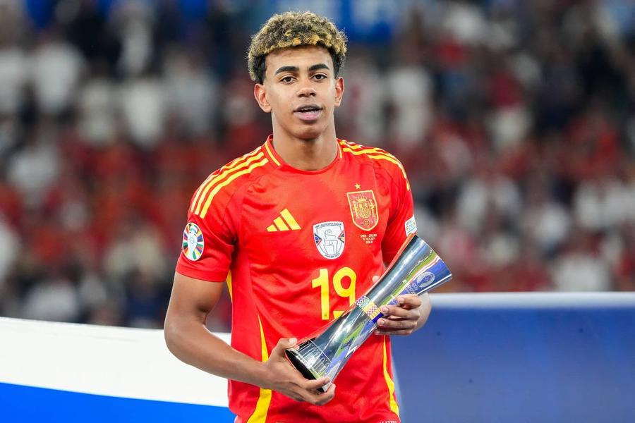 Lamin Yamal (17 ani), extrema dreaptă de la Barcelona, a comis o gafă foarte mare, după de Spania a învins-o pe Anglia cu scorul de 2-1, în finala Campionatului European din Germania. PSG a fost aproape să fure diamantul Barcelonei. Cine și când l-a deturnat pe câștigătorul Trofeului Kopa!
