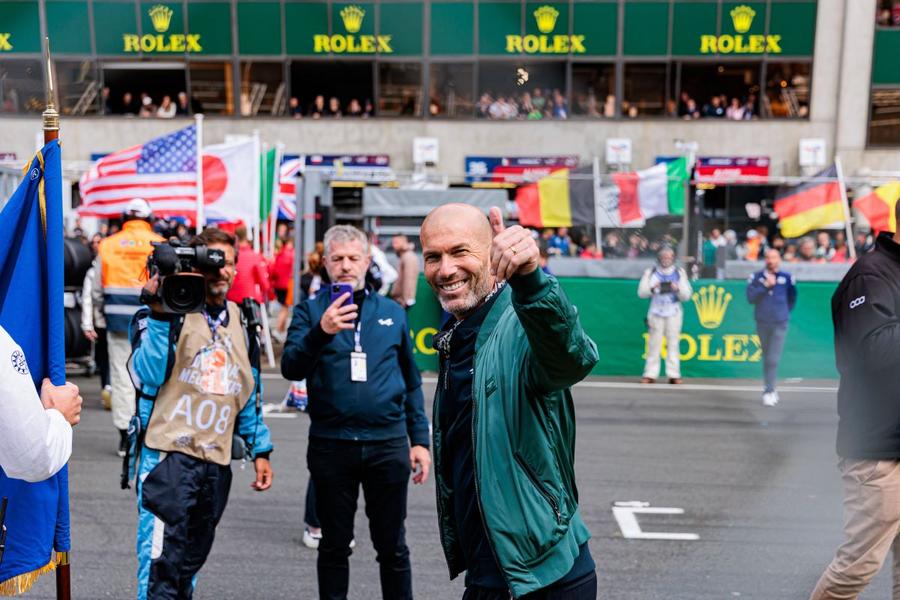 Zinedine Zidane, surprins la cursa de luna de trecută de la Le Mans / Foto: Imago Francezii anunță antrenorul uriaș care îl poate înlocui pe Didier Deschamps! Fanii s-au săturat de actualul selecționer