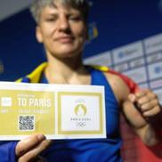 Lăcrămioara Perijoc cu biletul de Paris la purtător FOTO COSR/Cristian Nistor