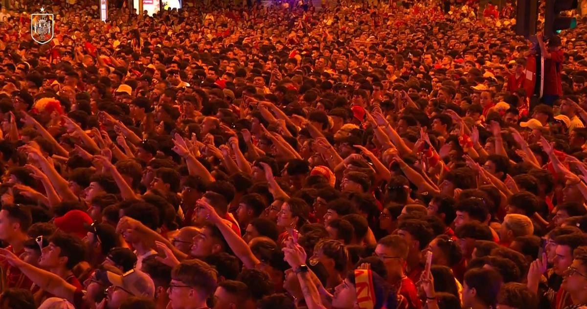 Fiesta! Spania, în sărbătoare » Primire de vis la Madrid a campionilor europeni: imagini copleșitoare cu jucătorii și fanii în Plaza Cibeles. Jumătate de milion de persoane i-au sărbătorit pe străzi pe campioni!