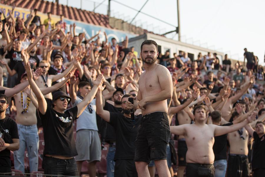 Șeful de galerie de la CFR a făcut de multe ori pe profesorul Fotbalul învinge gradele » Ce nu s-a văzut la TV în CFR Cluj - Dinamo, din prima etapă a Superligii
