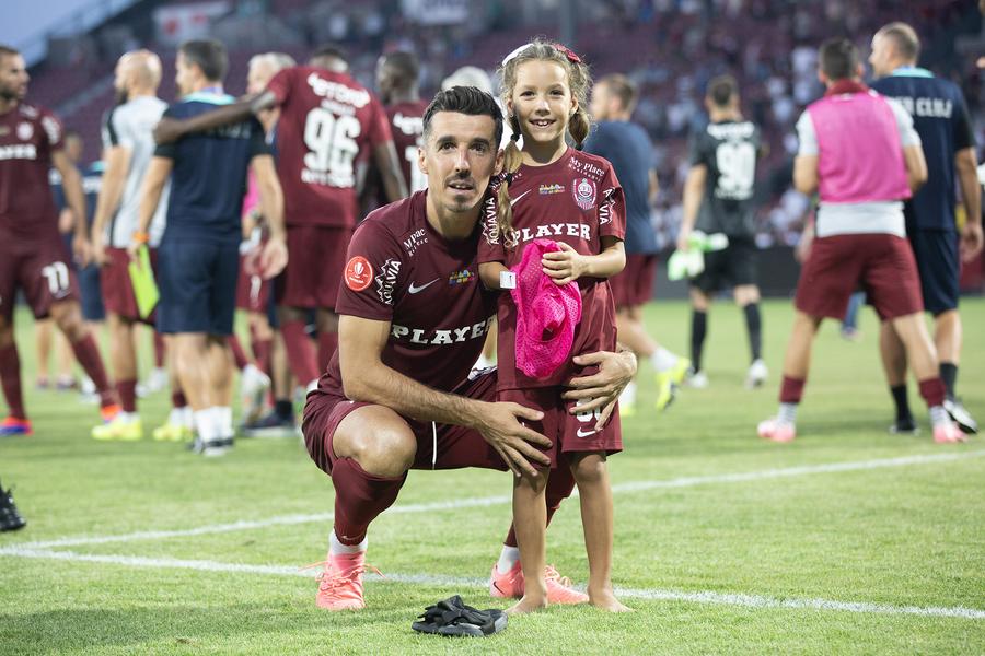 Artean și fetița lui Fotbalul învinge gradele » Ce nu s-a văzut la TV în CFR Cluj - Dinamo, din prima etapă a Superligii