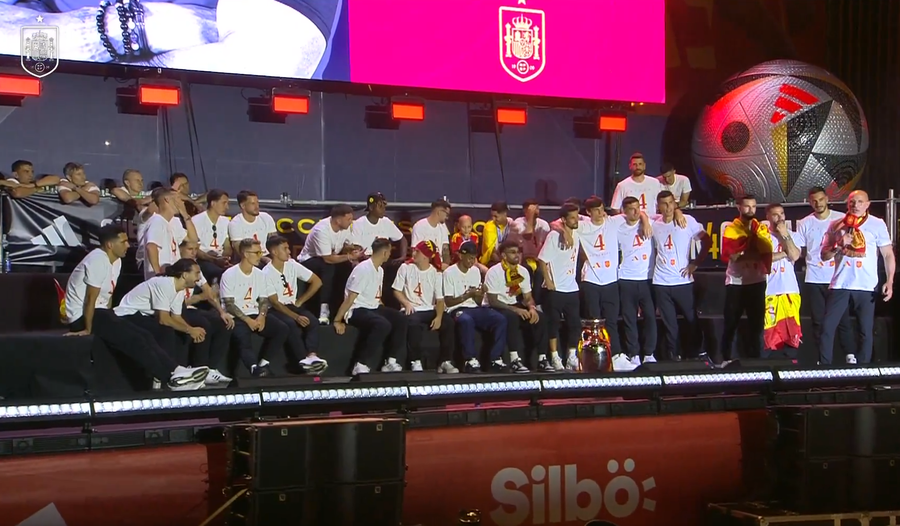 Campionii europeni, producându-se pe scena montată în Plaza Cibeles / Foto: RFEF Fiesta! Spania, în sărbătoare » Primire de vis la Madrid a campionilor europeni: imagini copleșitoare cu jucătorii și fanii în Plaza Cibeles. Jumătate de milion de persoane i-au sărbătorit pe străzi pe campioni!