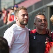 Florentin Petre s-a fotografiat cu fanii dinamoviști FOTO: Ionuț Iordache (GSP)