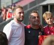 Florentin Petre s-a fotografiat cu fanii dinamoviști FOTO: Ionuț Iordache (GSP)