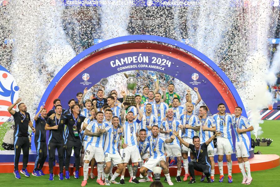 Lionel Messi/ foto Imago Images Guvernul Argentinei îl roagă pe Lionel Messi să își ceară scuze în numele colegilor săi după scandările rasiste din autocar