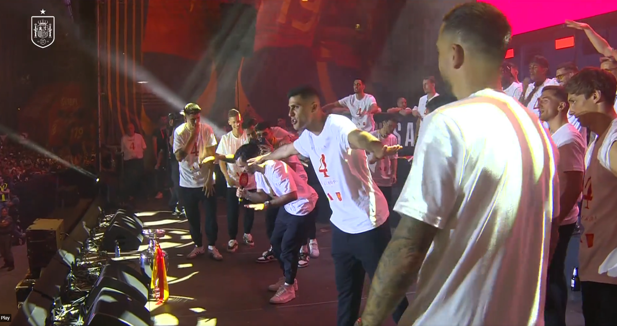 Fiesta! Spania, în sărbătoare » Primire de vis la Madrid a campionilor europeni: imagini copleșitoare cu jucătorii și fanii în Plaza Cibeles. Jumătate de milion de persoane i-au sărbătorit pe străzi pe campioni!