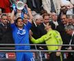 Michael Ballack, ridicând în mai 2010 trofeul FA Cup cucerit cu Chelsea / Foto: Imago
