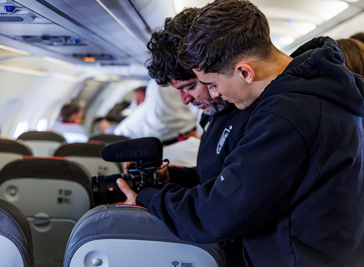 Petrecerea spaniolilor în avionul spre Madrid