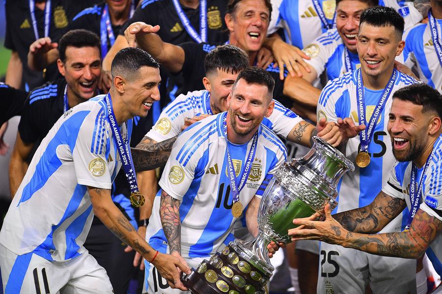 Lionel Messi și trupa „pumelor” în momentul triumfului de la Copa America 2024 / foto Imago Images FIFA a spart banca la Mondial, sumă IMENSĂ făcută de Infantino! Comparație șocantă cu Qatar 2022 și cât aduce pauza de hidratare