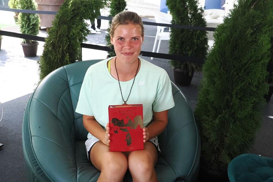 Giulia Safina Popa cu cartea pe care o citește Foto: Roxana Fleșeru Adolescenta cu nume de lider WTA care vede tenisul ca o meserie pentru viitor: „Aș vrea să fiu eu cea care dă autografe”