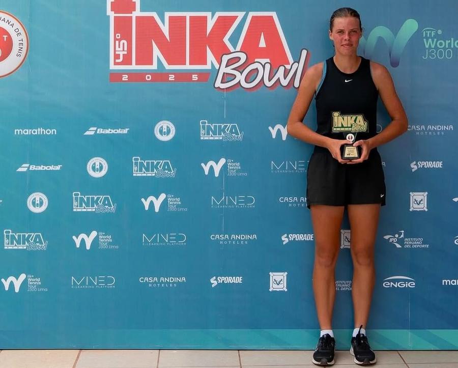 Giulia Safina Popa cu trofeul în turneul de junioare Inka Bowl Foto: Instagram Adolescenta cu nume de lider WTA care vede tenisul ca o meserie pentru viitor: „Aș vrea să fiu eu cea care dă autografe”