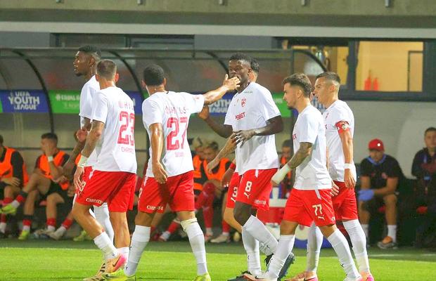 Basarab Panduru a râs de un detaliu observat la noua achiziție a lui Dinamo: „Ești la padel? Ai văzut la Benzema și faci și tu?”