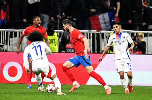 Thiago Almada, în dreapta, în meciul retur cu FCSB // foto: Imago Images