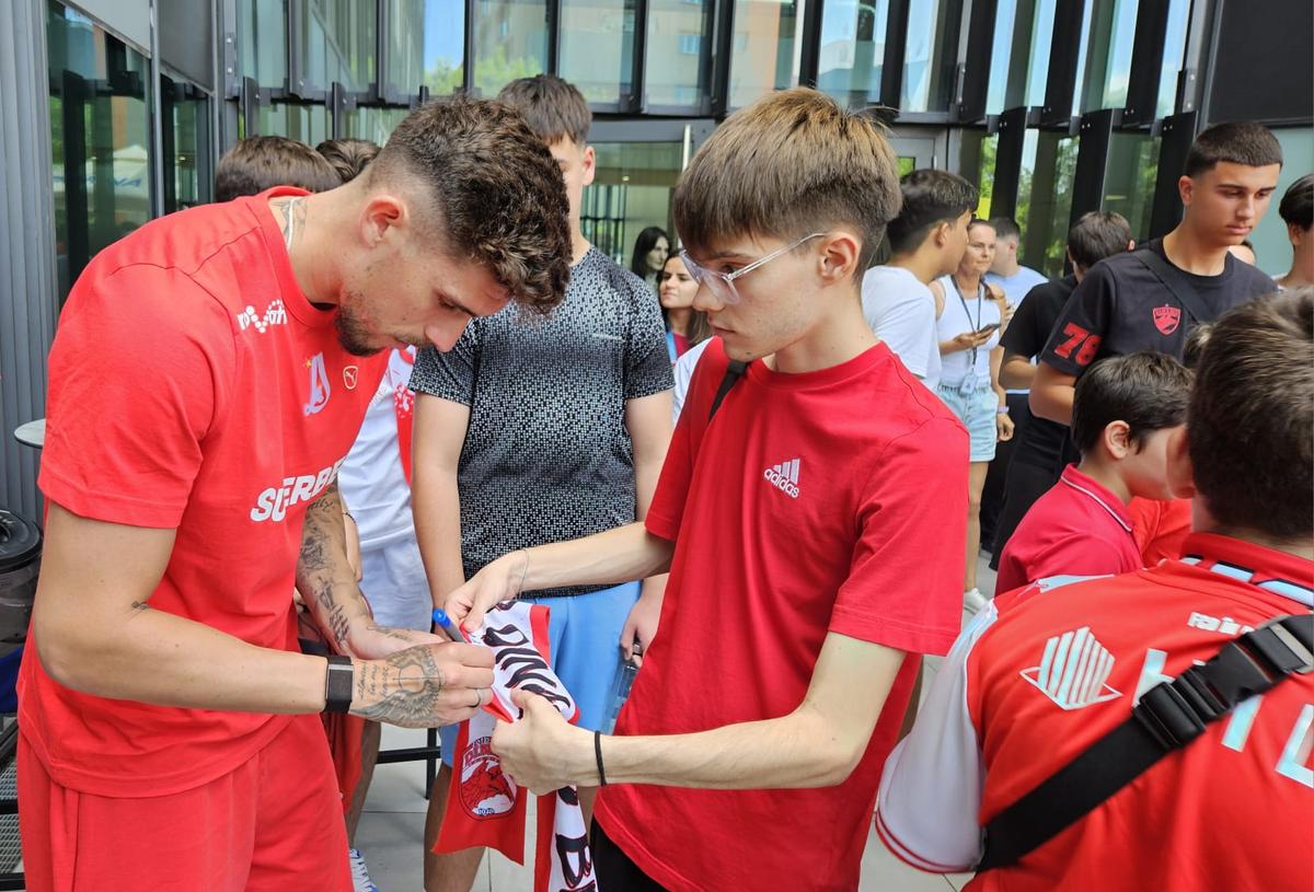 Jucătorii lui Dinamo oferă autografe și fac poze cu fanii la o acțiune a clubului