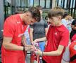 Jucătorii lui Dinamo oferă autografe și fac poze cu fanii la o acțiune a clubului