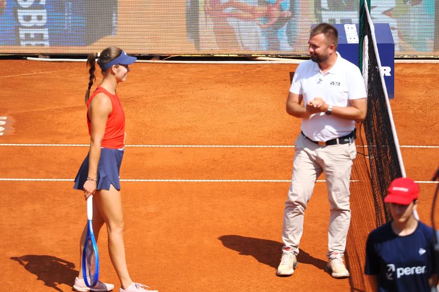 Ilinca Amariei la fileu, miercuri, alături de arbitrul de scaun FOTO Roxana Fleșeru Ilinca Amariei, învinsă în turul 1 la UniCredit Iași Open după un meci disputat în două zile: „A fost interesant”