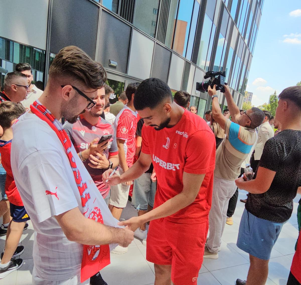 Jucătorii lui Dinamo oferă autografe și fac poze cu fanii la o acțiune a clubului