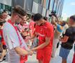 Jucătorii lui Dinamo oferă autografe și fac poze cu fanii la o acțiune a clubului